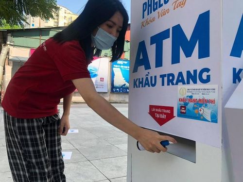 Cây ATM khẩu trang cũng được khử khuẩn thường xuyên.