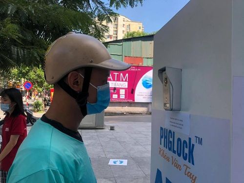 Người dân chỉ cần nhìn vào camera...