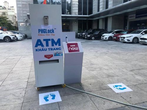 Cây ATM khẩu trang đầu tiên ở Hà Nội.