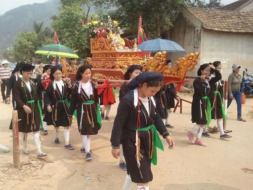 Rước kiệu trong lễ hội Tây Thiên của người Sán Dìu.