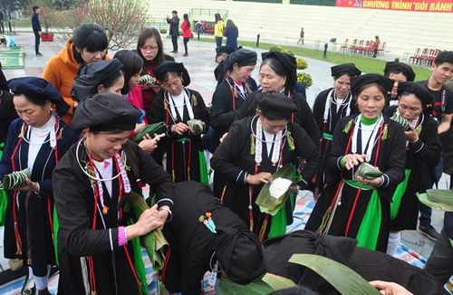 Người Sán Dìu thi gói bánh trong lễ hội Tây Thiên.