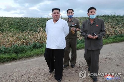 Ông Kim Jong Un đến thăm các khu vực chịu ảnh hưởng của bão Ba Vì tại tỉnh Nam Hwanghae. Ảnh: Yonhap.