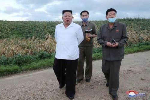 Chủ tịch Kim Jong Un thị sát vùng bị bão ở tỉnh Nam Hwanghae. Ảnh: KCNA/Reuters