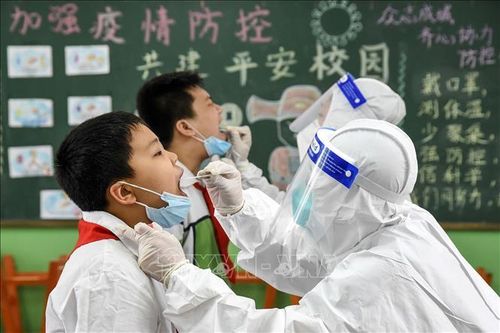 Nhân viên y tế lấy mẫu xét nghiệm COVID-19 cho người dân tại Hàm Đan, tỉnh Hà Bắc, Trung Quốc, ngày 17/8/2020. Ảnh: THX/TTXVN
