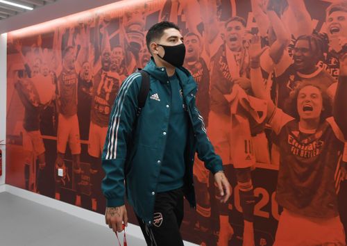 Các cầu thủ Arsenal đến sân Wembley