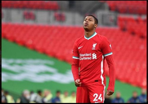 Rhian Brewster đá hỏng quả luân lưu.
