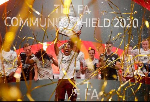 Aubameyang và các đồng đội giơ cao chiếc Siêu Cúp nước Anh.