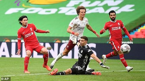 Cầu thủ vào sân thay người trong hiệp 2 Minamino (ngoài cùng bên trái) gỡ hòa cho Liverpool. 