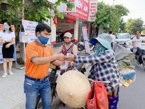 Những ly nước miễn phí được đưa tận tay người dân
