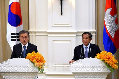 Trong ảnh (tư liệu): Tổng thống Hàn Quốc Moon Jae-in (trái) và Thủ tướng Campuchia Samdec Techo Hun Sen (phải) tại cuộc gặp ở Phnom Penh ngày 15/3/2019. Ảnh: AFP/TTXVN