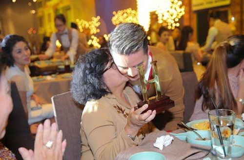 Trong bữa tiệc sinh nhật đó, mẹ Đàm Vĩnh Hưng đã ghé tai con trai nói: “Tất cả những gì không phải, bỏ qua cho mẹ nha”.