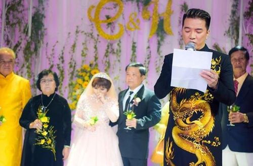 Trong đám cưới em gái, Đàm Vĩnh Hưng đại diện nhà gái, anh mời mẹ của mình cùng lên sân khấu và xúc động đọc 1 bài thơ tặng em.