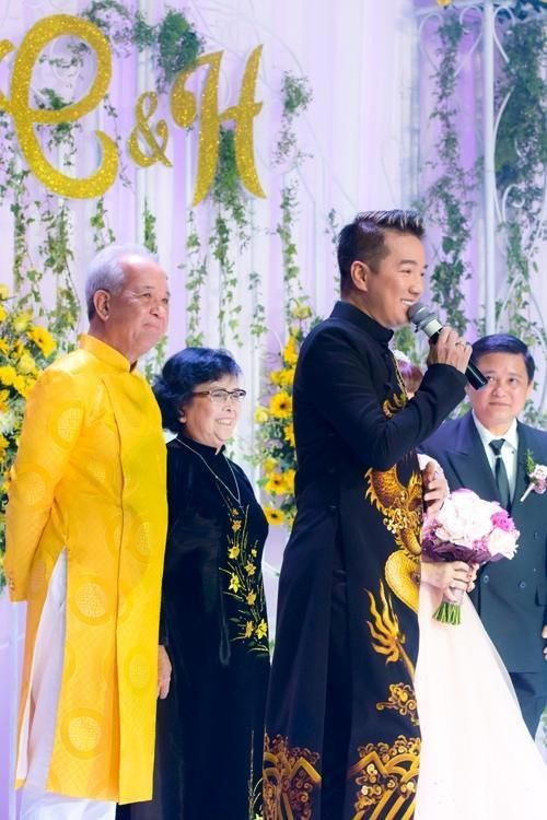 Mặc dù tuyên bố từ mẹ sau scandal nợ nần năm 2016, nhưng đến đầu năm 2017, Đàm Vĩnh Hưng vẫn cùng mẹ xuất hiện trong tiệc cưới của em gái ruột.