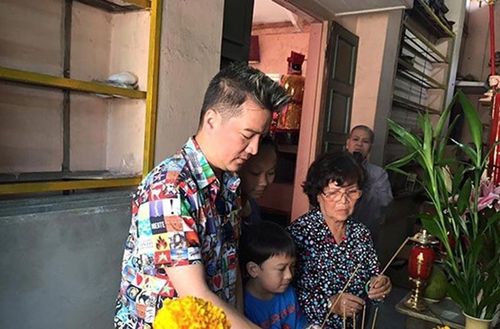 Tuy vậy năm 2016, khi cha mất, Đàm Vĩnh Hưng vẫn đưa mẹ tới nhà vợ cả của ông để thắp nén nhang tiễn biệt và mong mẹ xóa bỏ hận thù với cha.