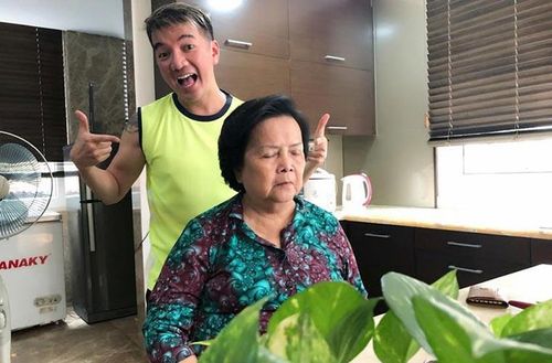 Năm 2019, trước ngày sinh nhật mẹ, ca sĩ Đàm Vĩnh Hưng cũng tự tay chỉnh trang lại tóc cho bà.