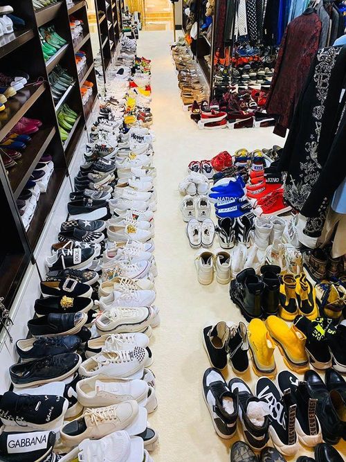 Dương Triệu Vũ tiếp tục triển khai “thương vụ” hàng hiệu khi kết hợp cùng Đàm Vĩnh Hưng, mở bán những món hàng hiệu của “ông hoàng nhạc Việt” trên joolux từ ngày 10/9.