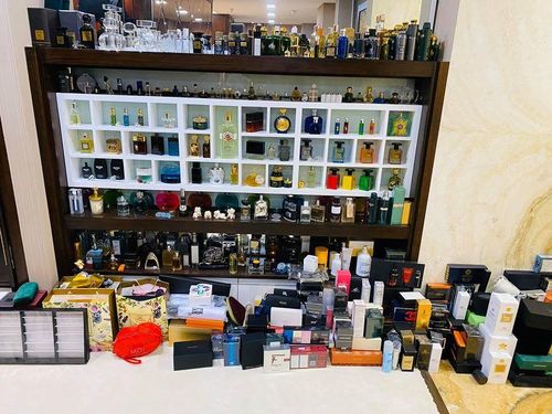 Khu vực để nước hoa của Đàm Vĩnh Hưng khiến bất cứ chị em phụ nữ nào cũng phải ngưỡng mộ.
