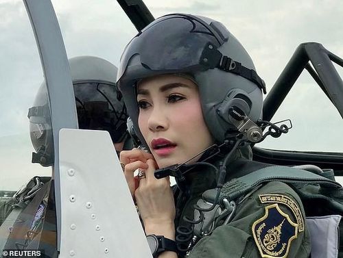 Bà Sineenat Wongvajirapakdi được đào tạo phi ông ở Thái Lan và nước ngoài, được phong hàm thiếu tướng năm 2019. Ảnh: Reuters.