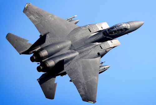 F-15 được chế tạo theo cấu hình khí động học thông thường, trọng lượng cất cánh tối đa là 30,9 tấn, tốc độ lớn nhất lên tới 2.700 km/h (Mach 2,5).