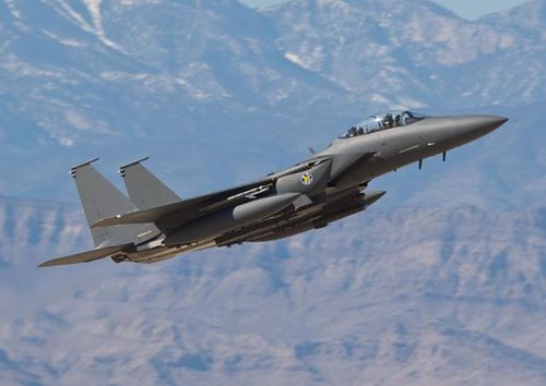 Bán kính chiến đấu của F-15 là 1.900 km, lớn thứ hai trong số các tiêm kích hiện đại. Theo chỉ số này, F-15 bỏ xa các máy bay chiến đấu thế hệ thứ 5 là F-35 và F-22. Đồng thời, phạm vi bay thực tế của F-15 là 5.600 km.