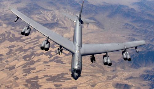  Pháo đài bay B-52 của Mỹ chuẩn bị tiếp nhiên liệu trên không ở Afghanistan. Ảnh: Không quân Mỹ. 