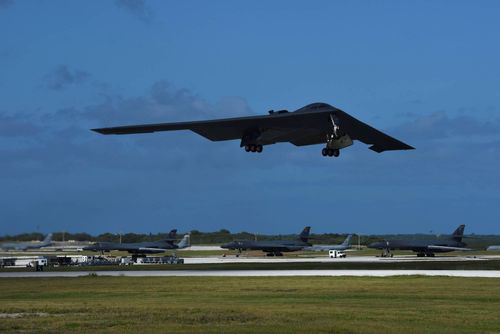  Máy bay ném bom tàng hình B-2 Spirit cất cánh từ căn cứ không quân Andersen trên đảo Guam năm 2018. Ảnh: Không quân Mỹ. 
