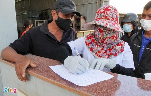  Cán bộ y tế cũng lập danh sách các hộ dân để theo dõi quá trình cấp phát thuốc trong 7 ngày. 
