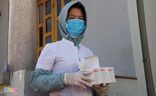  Bà Hứa Thị Thục Đoan, cán bộ Trung tâm y tế TP Buôn Ma Thuột, cùng đồng nghiệp đi phát thuốc kháng sinh cho từng hộ dân và yêu cầu uống ngay tại chỗ để phòng dịch. 