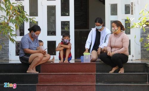  Chị H'Bon Êban (ngụ thôn 7) cho biết gia đình 6 người phải ở nhà vì nằm trong khu vực cách ly. "Tối qua nghe tin hàng xóm có cháu nhỏ mắc bạch hầu, gia đình rất lo lắng, không thể ngủ được. Chúng tôi mong chính quyền khử trùng, phát thuốc để phòng bệnh", chị H'Bon nói. 