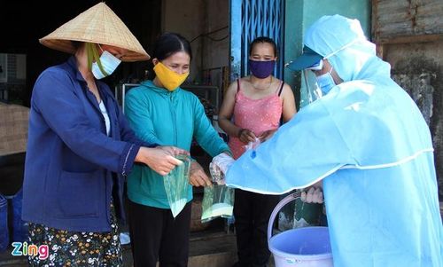  Lực lượng chức năng cũng phát thêm hóa chất cho từng hộ dân để hòa vào nước, khử trùng các vật dụng trong nhà. 
