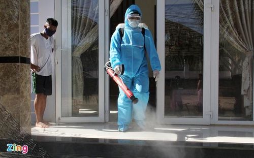  Chiều 3/9, cơ quan chức năng ghi nhận ca mắc bệnh bạch hầu tại thôn 7 là cháu Y.M.E. (3 tuổi, dân tộc Ê Đê). Sáng nay, cán bộ Trung tâm y tế TP Buôn Ma Thuột đã đi từng nhà và các khu vực xung quanh để phun thuốc khử trùng. 