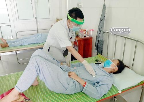 Bác sỹ thăm khám cho các bệnh nhân nghi ngộ độc pate Minh Chay đang nằm điều trị tại BVĐK Vĩnh Đức.