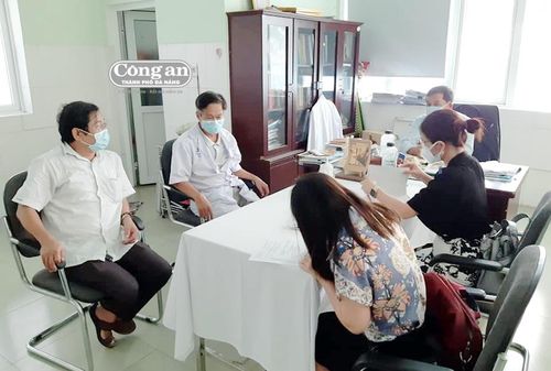 Chi cục An toàn vệ sinh thực phẩm Quảng Nam đến BVĐK Vĩnh Đức làm việc và lấy mẫu xét nghiệm các bệnh nhân.