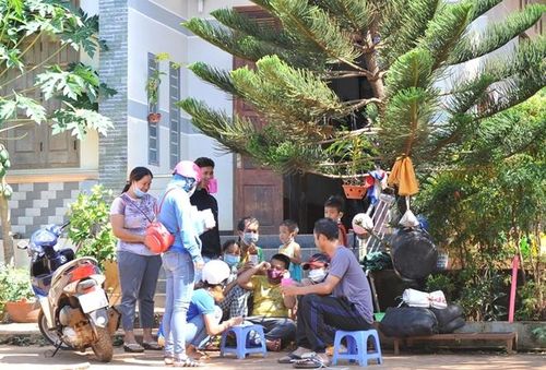 Nhân viên y tế cấp phát thuốc uống phòng, chống bạch hầu cho người dân trong thôn