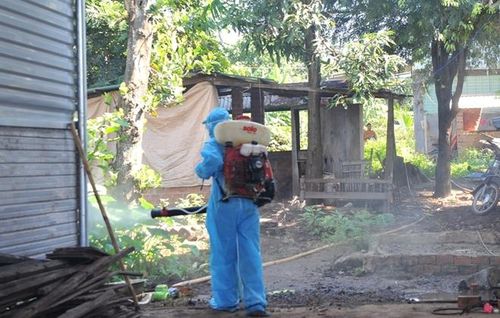 Nhân viên y tế tiến hành phun khử khuẩn toàn bộ nhà các gia đình trong thôn