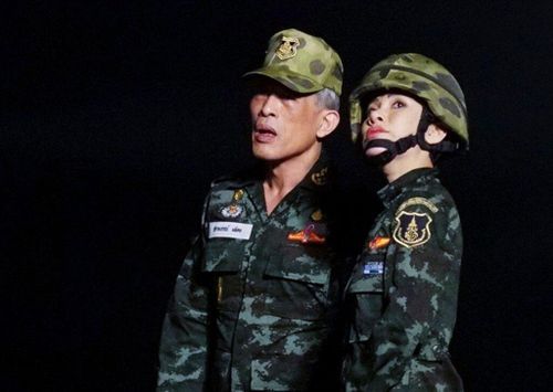  Nhà vua Maha Vajiralongkorn và Hoàng quý phi Sineenat trong bộ quân phục Thái Lan. Ảnh: Văn phòng Hoàng gia Thái Lan. 