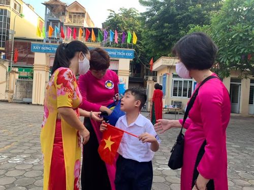 Các thầy cô giáo của trường tận tâm với nghề, giàu lòng nhân ái, hỗ trợ học sinh đặc biệt với những HS khiếm thị từ khi bước vào trường.