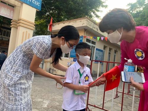 Ngày đầu tiên đi học của học sinh khiếm thị Lý Thành Anh Kiệt.