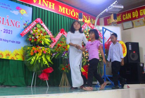 Chào đón tân học sinh