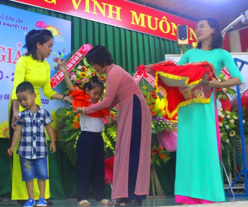 Tặng áo mới cho trẻ