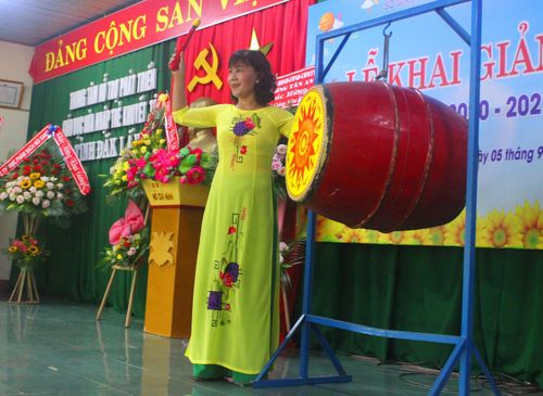 Hiệu trưởng đánh trống khai trường