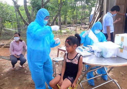 Bác sĩ lấy mẫu xét nghiệm bệnh bạch hầu - Ảnh: T.T