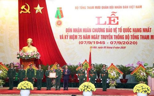 Thủ tướng trao Huân chương Bảo vệ Tổ quốc hạng Nhất của Chủ tịch nước tặng Bộ Tổng tham mưu QĐND Việt Nam. 