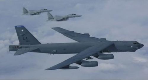Một máy bay ném bom B-52 được nhóm tiêm kích hộ tống - Ảnh: Sputnik