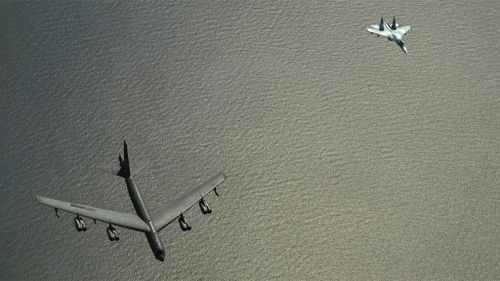  Tiêm kích Su-27 của Nga bay gần máy bay ném bom chiến lược B-52H của Mỹ. Ảnh: USAF. 