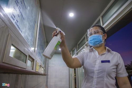  Nữ nhân viên Ban điều hành Bến xe Trung tâm Đà Nẵng xịt hóa chất khử khuẩn khu vực bán vé. Chị cho biết số lượng xe đến bến lúc 5h30 sáng nay chưa bằng 1/10 so với thời điểm chưa có dịch Covid-19. Lúc trước, bến có hàng trăm lượt xe ra vào mỗi ngày. 