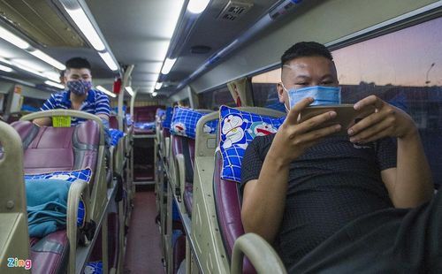 "Chúng tôi rất nóng lòng trở về quê sau nhiều ngày kẹt lại Đà Nẵng", anh Ngọc, hành khách quê Quảng Bình, nói. Anh Ngọc và những người khác được chủ xe yêu cầu ngồi cách nhau 1 ghế để đảm bảo giãn cách phòng dịch. 