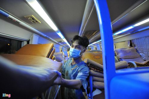 Anh Lê Xuân Nhật, tài xế xe khách Hải Hoàng Gia chạy tuyến Đà Nẵng - Nghệ An, sửa lại nệm ghế vào tối 6/9. "Nhận được thông báo từ chiều nay, tôi được chủ yêu cầu vệ sinh xe, sửa soạn mọi thứ để hoạt động trở lại sau hơn 1 tháng nằm bến. Chúng tôi rất phấn khởi", tài xế Nhật nói. 