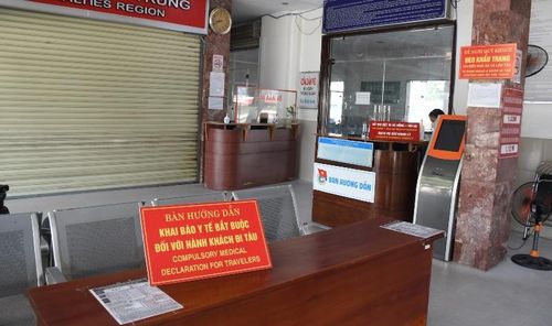 Hành khách phải thực hiện khai báo y tế tại Ga Đà Nẵng.