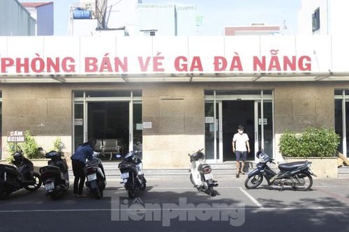 Tại ga Đà Nẵng, tình hình cũng không khả quan hơn. Sáng nay, chỉ có vài hành khách tìm đến mua vé tàu. 